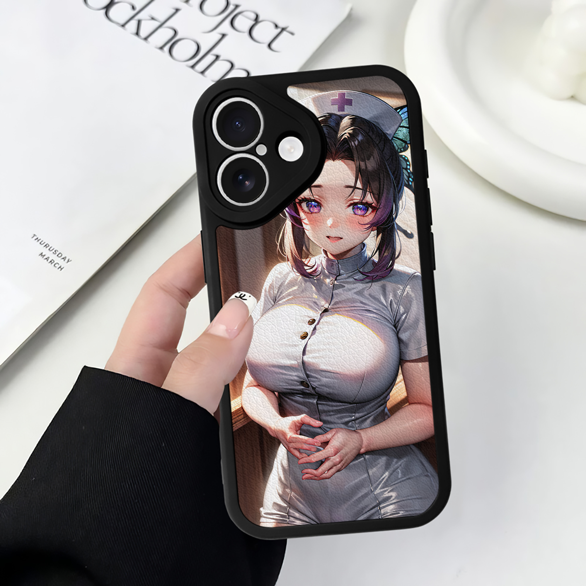 （画像用） 鬼滅の刃（きめつのやいば）蟲柱-胡蝶 しのぶ／こちょう しのぶ Kochou Shinobu 【iPhone 16シリーズ対応】シリコンスマホケース（レザー調） 材質：シリコン